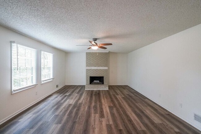 Building Photo - 317 E Claiborne Ct