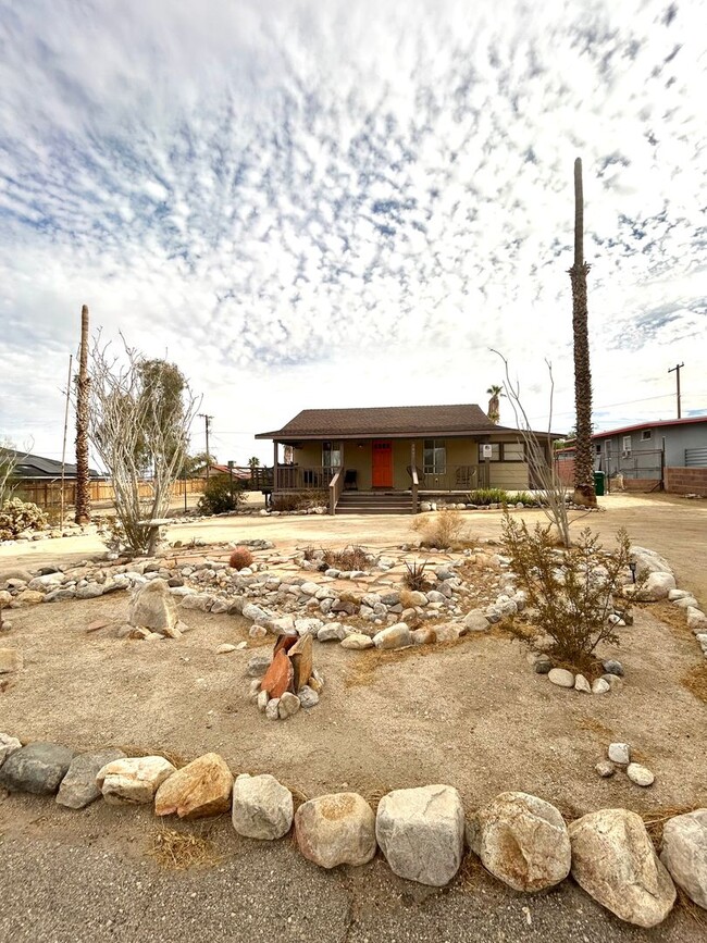 Building Photo - Beautifully Eclectic 2 Bedroom 1 Bathroom ...