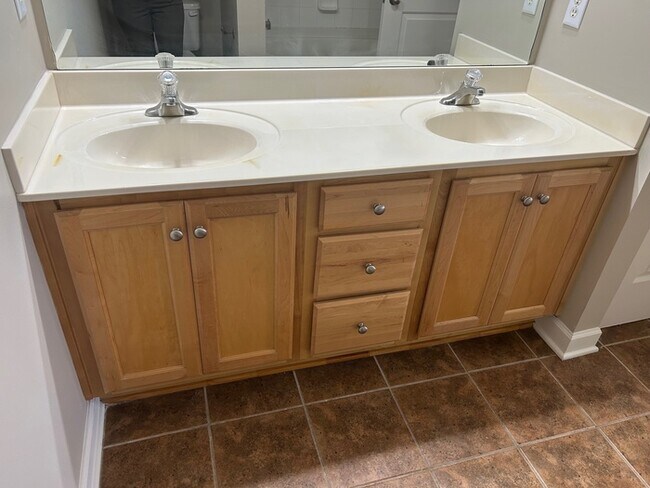 Building Photo - Beautiful 2 Bedroom 2.5 Bath Townhouse inn Prime Nashville Location