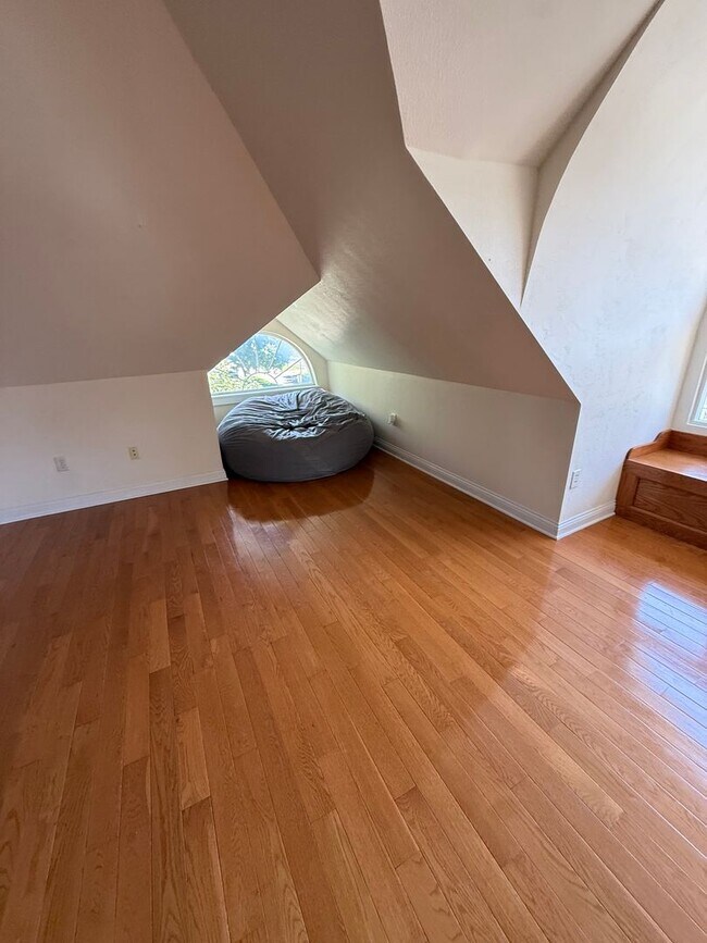 Building Photo - 2108
