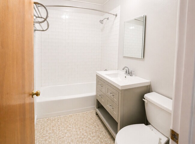 Building Photo - 214 S Oak Park Ave