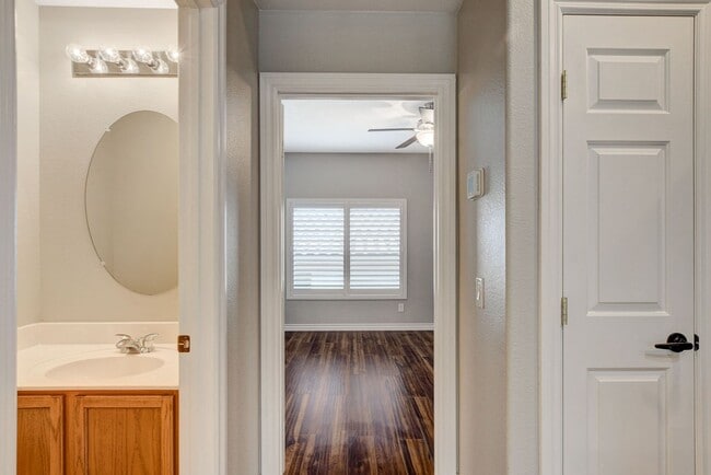 Building Photo - Gorgeous Three Bedroom in the Northwest!