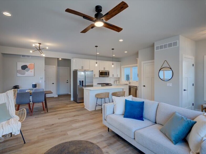 Building Photo - 4880 Romaine Rd