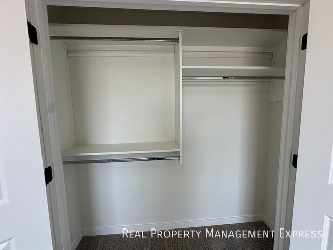 Building Photo - Cozy 2 Bedroom 1.5 Bathroom Townhome