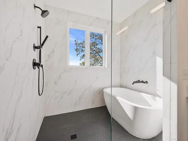 Building Photo - "Spacious 4-Bed Townhouse Oasis in Nashville – 2,500 Sq. Ft. of Modern Comfort!"