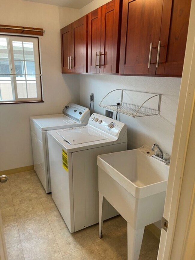 Building Photo - 4 bedroom 2 bath single family home-  Kaneohe!