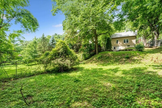 Building Photo - Cute 4 Bedroom 2 Bath Bungalow with a fenc...
