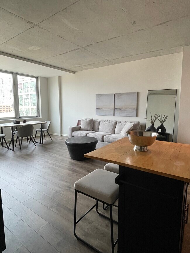 Building Photo - 659 W Randolph St