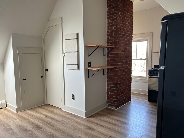 Building Photo - 332 Broadway