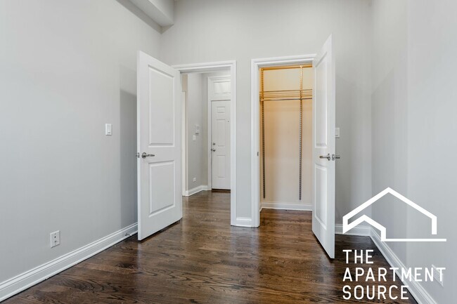 Building Photo - 1758 W Montrose Ave