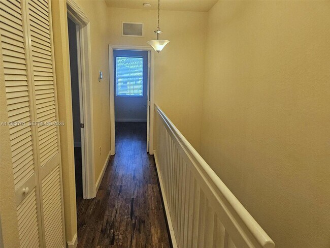 Building Photo - 142 SE 28th Ter