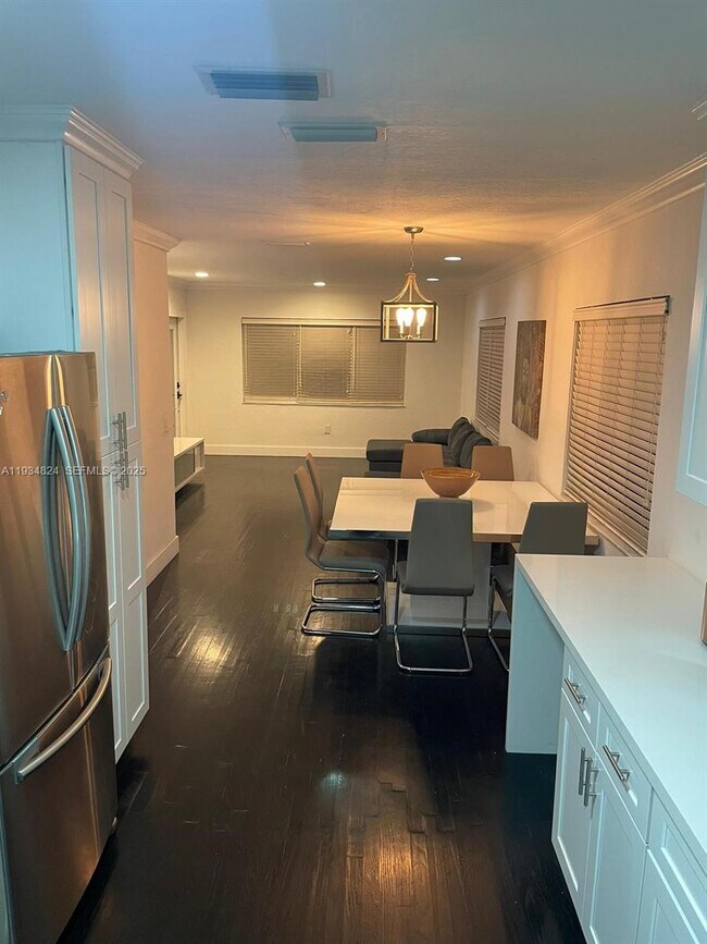 Building Photo - 1955 Washington St