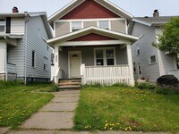 Building Photo - AVAILABLE AUGUST - Welcoming 3 Bed 1 Bath