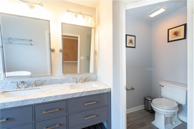 Building Photo - Updated Faircrest 4 BD 3.5 BA Townhome