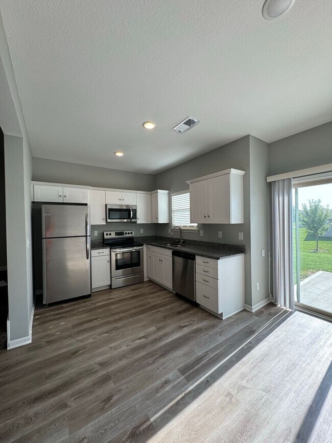 Building Photo - Well-Maintained 2BR/2.5BA Townhome w/ Garage