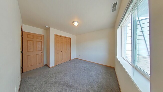 Building Photo - Gorgeous 2 Bedroom 1 Bathroom Townhouse St...