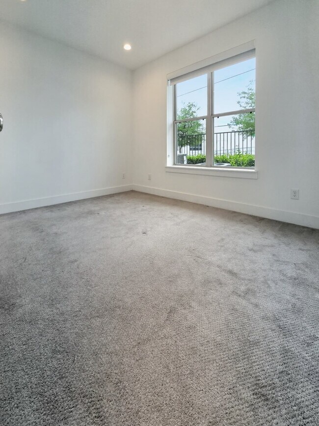 Building Photo - 2613 Hutchins St