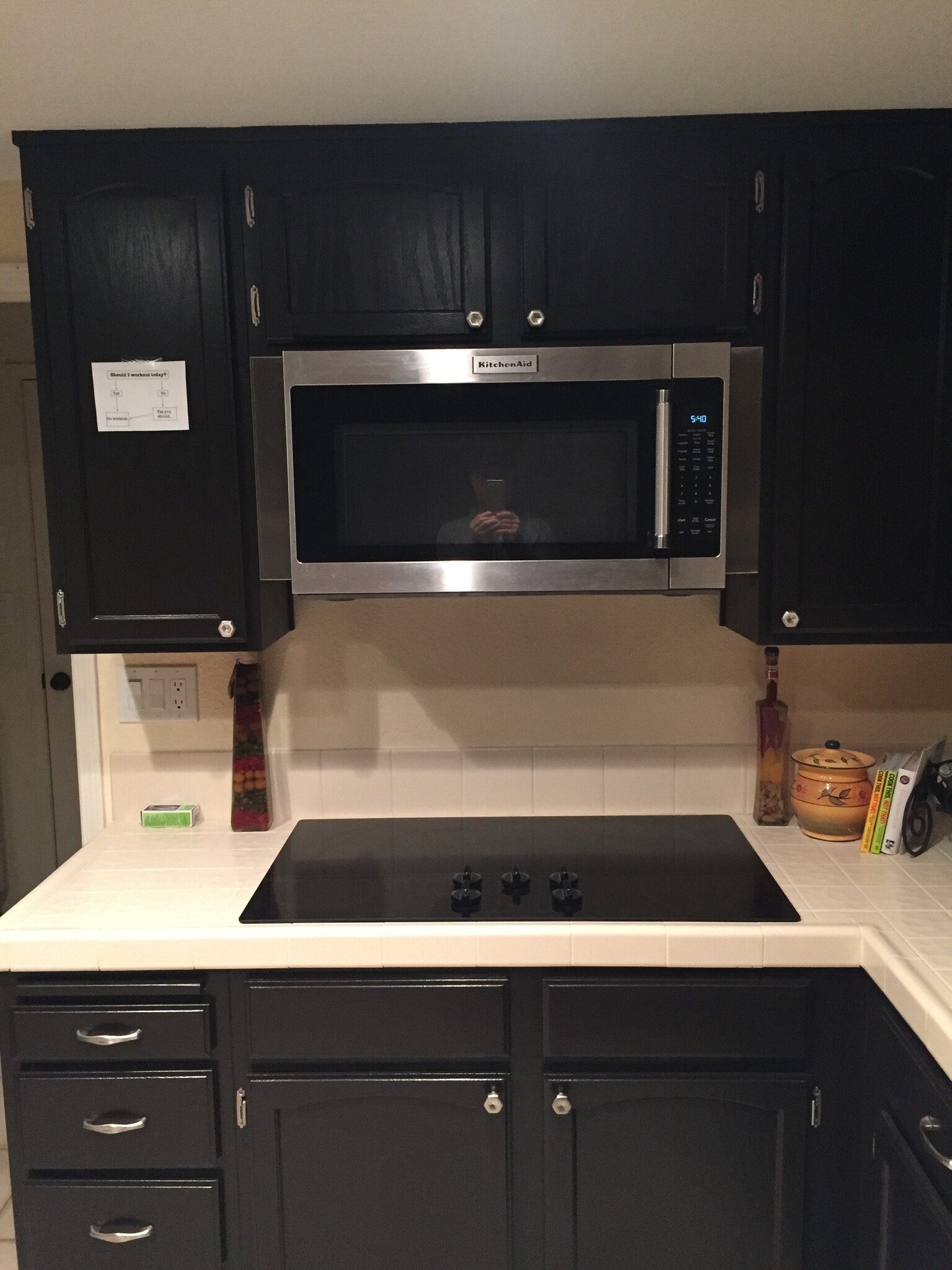 Flat stove top with microwave above. - 2094 Balboa Cir