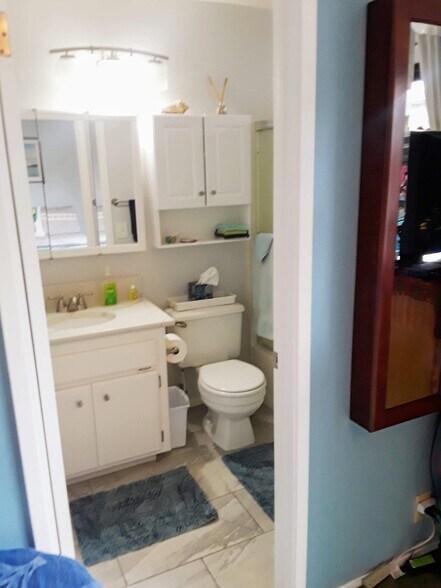 full bath - 1945 La Jolla Ct