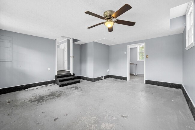 Building Photo - 3 Bedroom Pet Friendly Home For Rent!