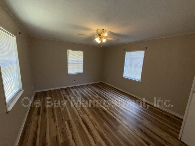 Building Photo - 5175 Brentwood Ln