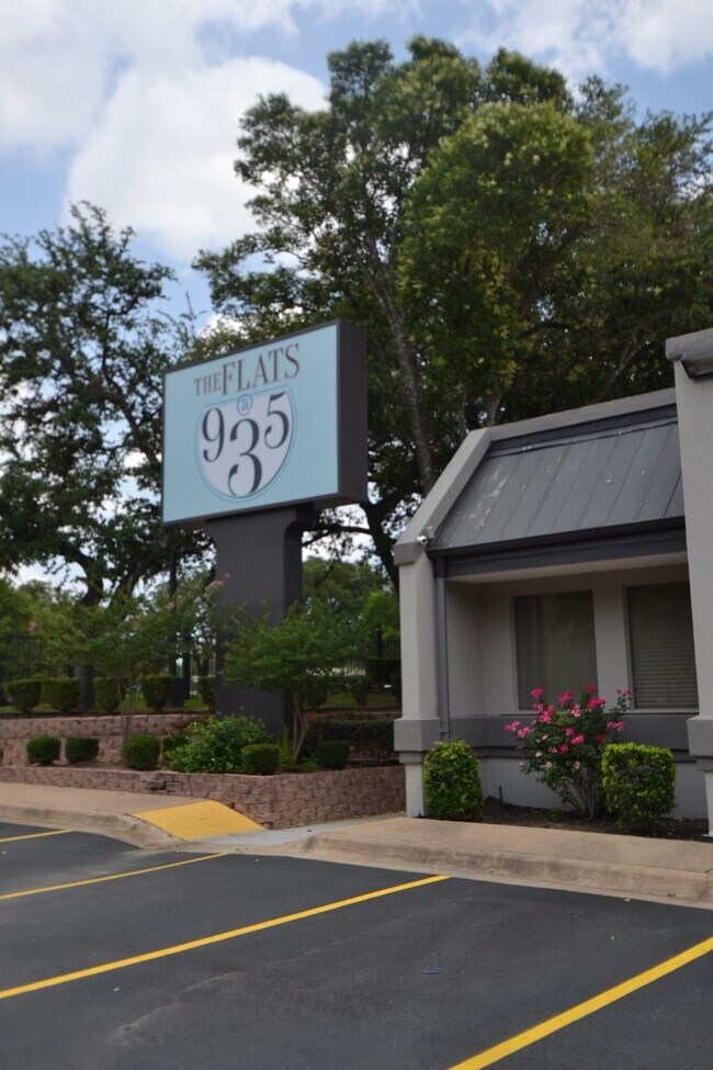 Building Photo - Remodel Condo - Minutes to Downtown Austin