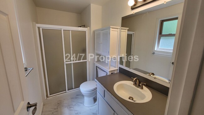 Building Photo - Stunning Home in Tranquil SW Neighborhood