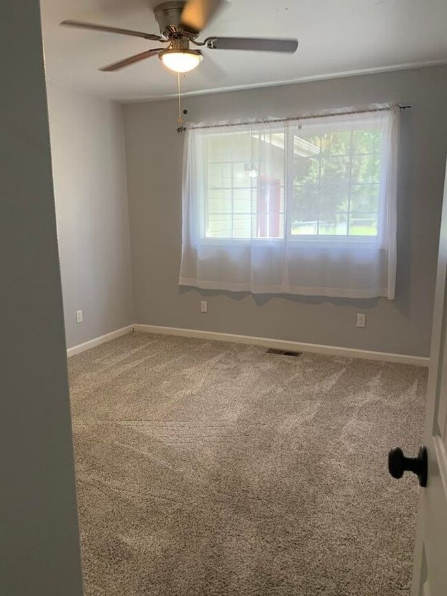 Building Photo - 4 Bedroom, 2 Bath near Pine Grove