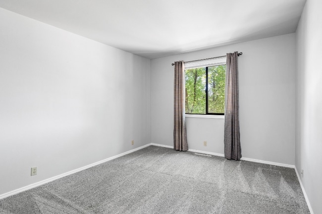 Building Photo - 355 Elm St N