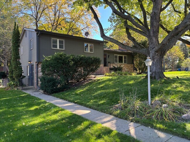 Primary Photo - Beautiful 4-Bedroom, 2-Bathroom Home in Ed...