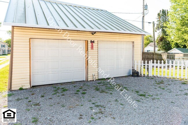 Building Photo - 460 S Elm St