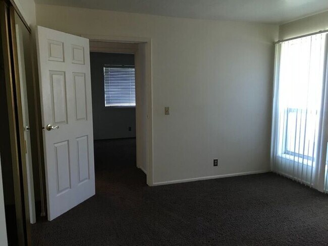 Building Photo - Beautiful Quailbrook 2 Bedroom!