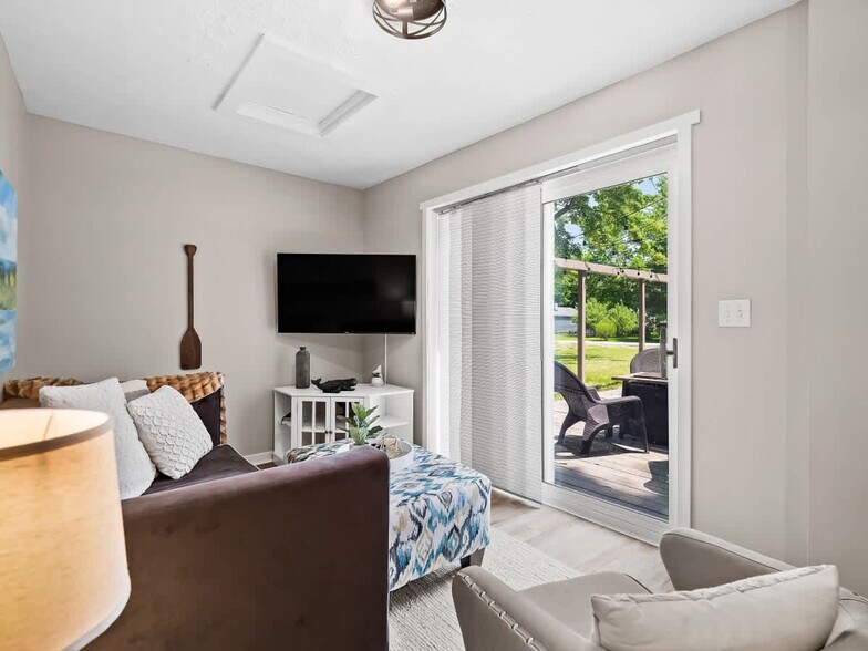 Building Photo - 7525 Lake Rd E