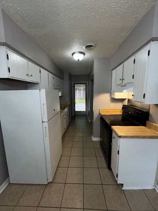 Building Photo - 1718 Horseshoe Dr
