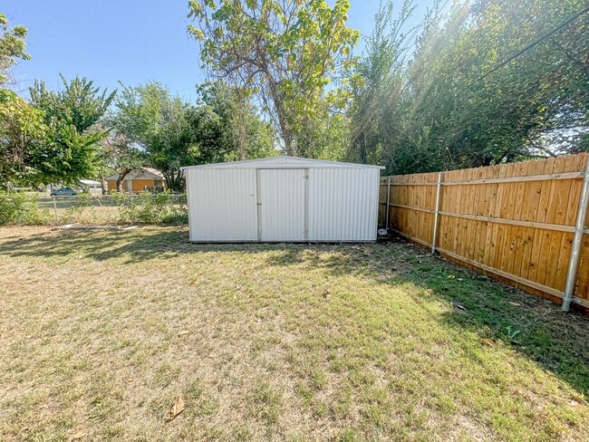 Building Photo - Updated 2 Bed Home with Garage, Huge Yard & Storage in Del City