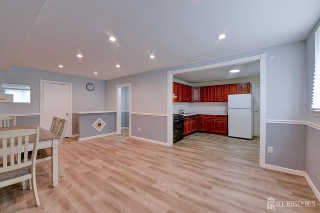 Building Photo - 382 College Dr