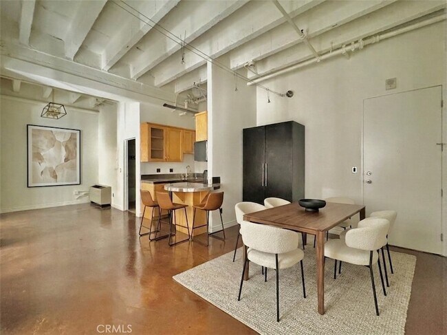 Building Photo - 312 W 5th St