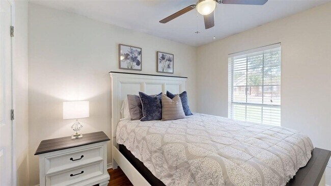 Building Photo - 810 Camellia Ct