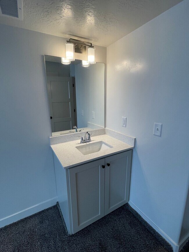 Building Photo - Freshly Updated Townhome with Walk-In Clos...
