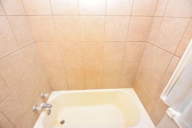 Building Photo - 4 bedroom 2.5 bath South Bend home on larg...