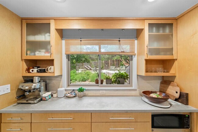 Building Photo - 2402 Rockingham Cir