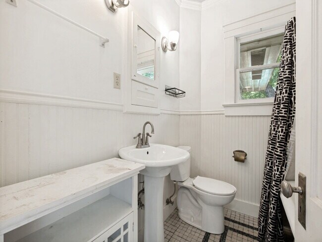 Building Photo - "Charming 4-Bedroom Home with 2 Full Baths in Vibrant Dallas Neighborhood!"