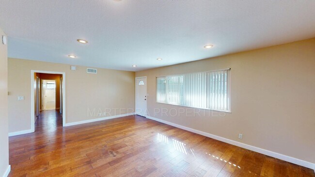 Building Photo - Remodeled 4 bedroom home in Huntington Beach