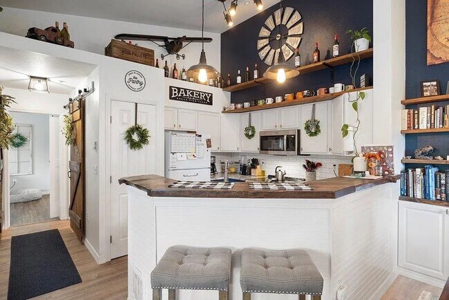 Building Photo - Modern 2 Bed, 1 Bath Condo near Dishman Hills!