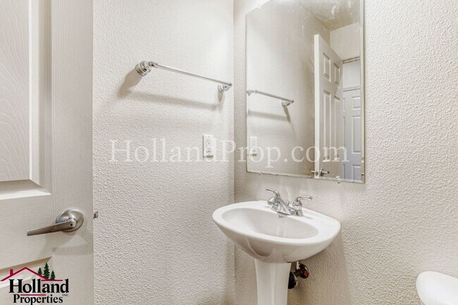 Building Photo - Gorgeous Single-Family Home with Central A/C!