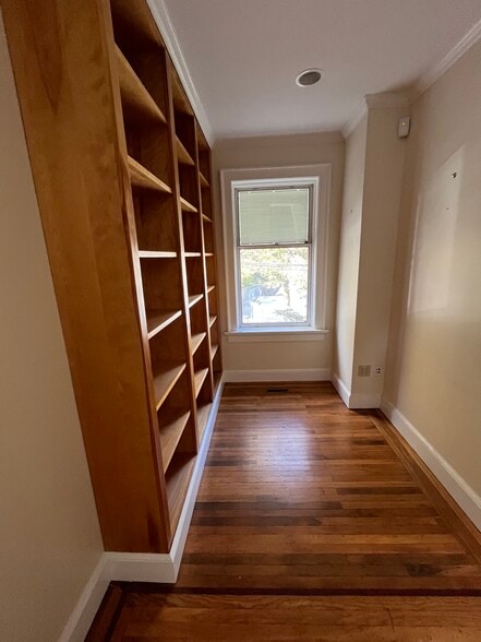 Building Photo - 409 Temple St