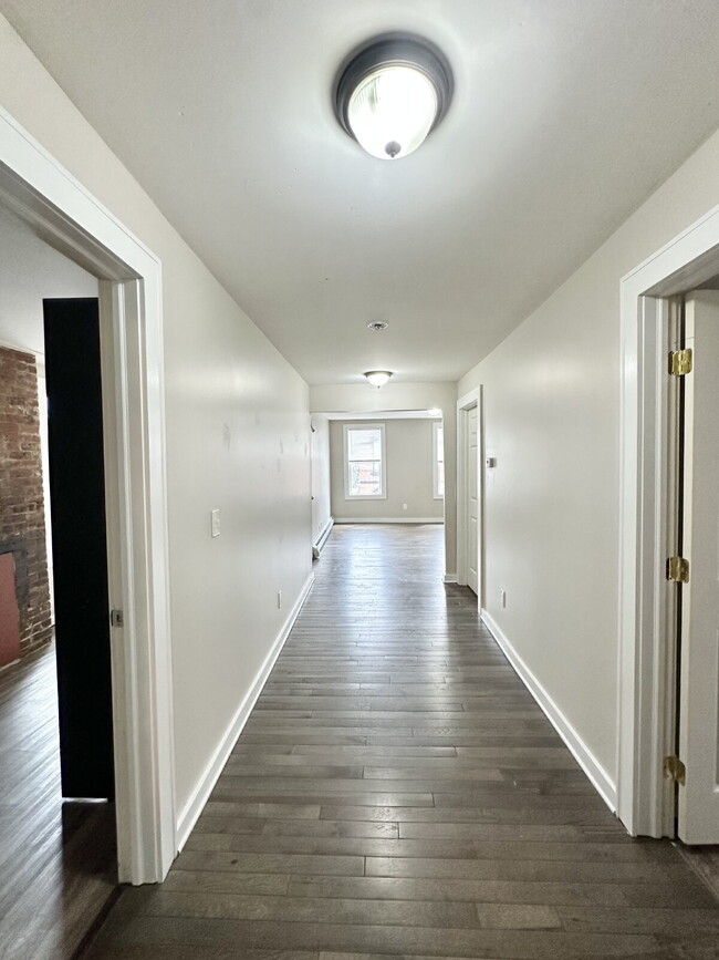 Building Photo - Updated 3 Bedroom with Heat and Hot Water ...
