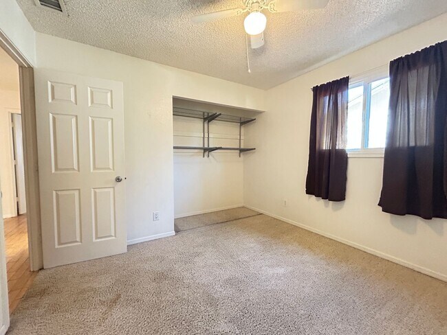 Building Photo - 4 Bedroom, 2 Bathroom Updated home with Pool!