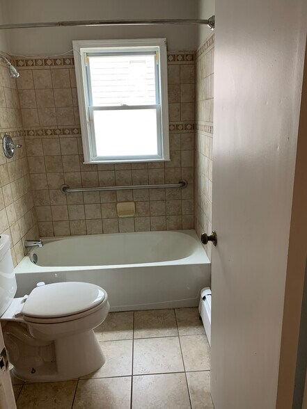 Bathroom - 2528 S Annabelle St