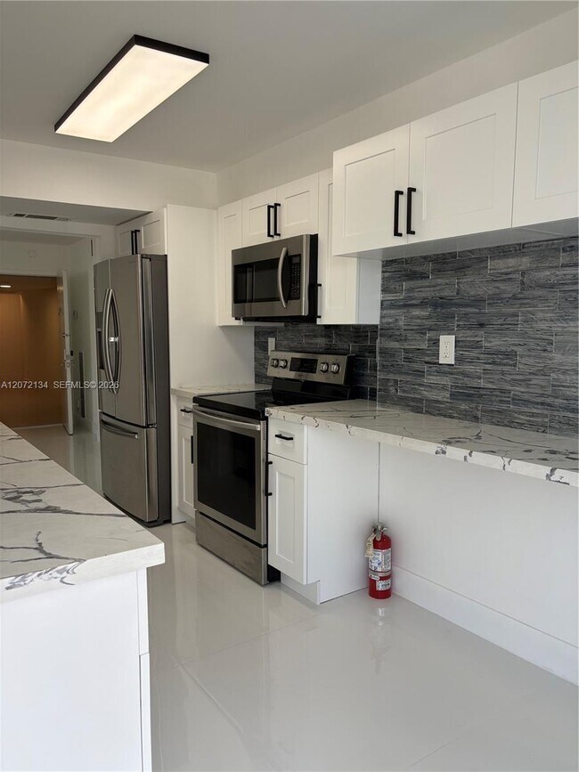 Building Photo - 525 N Ocean Blvd